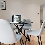 Spacious Apartment In Trendy Hackney